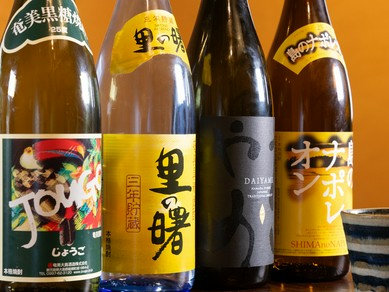 奄美諸島でしか生産されない黒糖焼酎や、週替わりの地酒を堪能