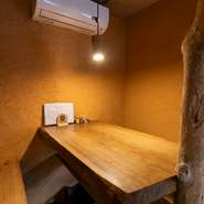 扉を開けると、リゾート感溢れる南国風の空間が広がります。店内にある半個室は、女子同士の利用にオススメ。おいしい料理と居心地の良さがあれば、女子のお喋りは尽きません。