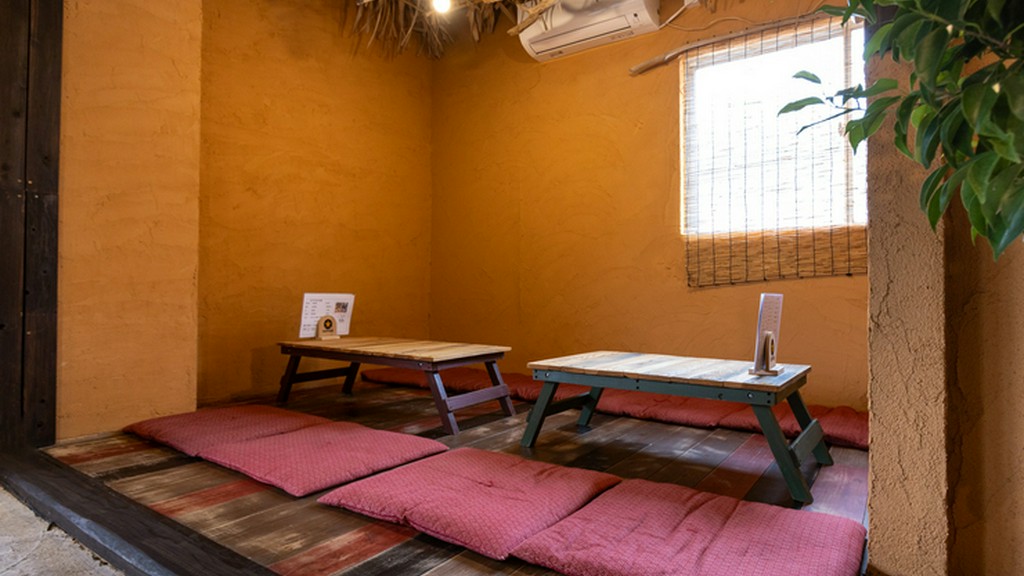 足を伸ばして、ゆっくり食事を。旅先での食事は座敷がオススメ