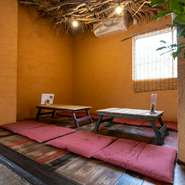 さまざまなタイプの席が用意されている【炭焼き酒場てんてん】。旅先での食事は座敷がオススメです。老若男女、疲れた足を伸ばして、ゆっくり食事を楽しめます。