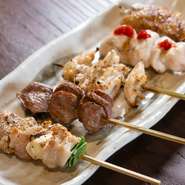 その日の仕入れ状況に合わせて提供される、廣橋氏自慢の串焼きの盛り合わせ。炭火の遠赤外線でじっくり焼き上げ、皮目はパリッと、中身はジューシーな仕上がりです。