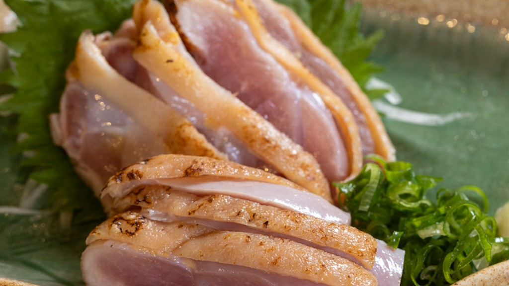 朝引きの鶏だから味わえる一皿。鶏の旨みをそのまま味わえる『鶏もものたたき』