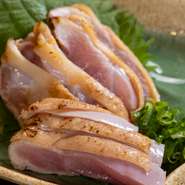 脂の乗りや肉質にこだわった店主厳選の国産若鶏。朝引きされた新鮮な若鶏を使用し、鶏の旨みをそのまま味わえる逸品です。好みのお酒と共に舌鼓。