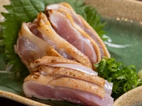 朝引きの鶏だから味わえる一皿。鶏の旨みをそのまま味わえる『鶏もものたたき』