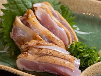 朝引きの鶏だから味わえる一皿。鶏の旨みをそのまま味わえる『鶏もものたたき』