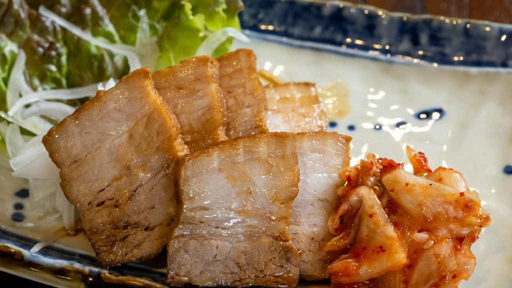 時間をかけてじっくりと煮込まれた、島黒豚を使った自家製チャーシュー『チャーシューキムチ』