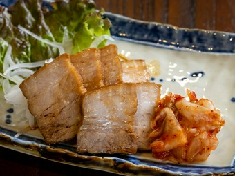 時間をかけてじっくりと煮込まれた、島黒豚を使った自家製チャーシュー『チャーシューキムチ』