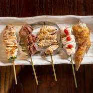 その日のオススメ部位を盛り合わせた一皿です。串メニューは、一本ずつ手打ちで仕上げ、土佐備長炭の炭火で焼き上げて提供。食感や風味にこだわった本格的な焼鳥を堪能できます。