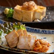 “食を楽しめる島”奄美。店では、島黒豚を使った『チャーシューキムチ』など、地元の食材を中心に使用しています。また、種類豊富な島野菜など、旬の食材を使用した日替わりメニューも用意されています。