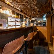 店を訪れたゲストを笑顔で出迎える廣橋氏。おいしい料理の提供はもちろん、居心地の良い雰囲気づくりにも力を入れています。女性一人や観光客も入りやすい、オシャレな内装も魅力の一つです。