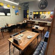 【ステーキ鉄板居酒屋COCOKARA】は、駅から徒歩圏内とアクセス抜群。仕事終わりの飲み会から各種宴会、接待や会食にもオススメです。おいしいステーキと一緒に、お酒もたっぷり楽しめる鉄板居酒屋です。