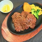 厚切りの上タンを鉄板で香ばしく焼き上げ、爽やかなレモンソースで仕上げた一品。噛むほど広がる旨味とさっぱりした後味がクセになる人気のステーキです。