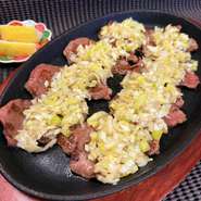 香ばしく焼いた薄切り牛タンに、特製ネギ塩をたっぷりのせた人気メニュー。サクッとした食感とネギ塩の旨みが相性抜群で、おつまみとしても食事としても大満足の一皿です。
