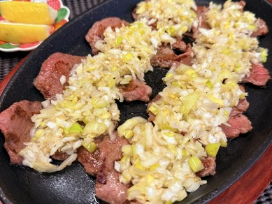 ネギ塩のせ薄切り牛タン