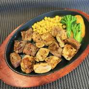 牛豚鳥のトリプルコラボステーキ！
店長大好きな一品です