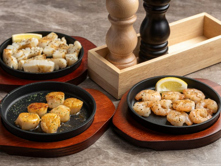 食べ応えたっぷり。えびやホタテなど、新鮮な魚介類を鉄板焼きで楽しめる『海鮮焼き各種』