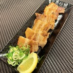 厚切り豚バラを鉄板で香ばしく焼き、脂の旨味とジューシーさを最大限に引き出した一品。噛むほどに甘みとコクが広がり、ご飯やお酒にもぴったりです。