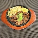 新鮮な砂ずりを鉄板で香ばしく焼き上げ、塩でシンプルに味付け。コリコリとした食感と旨味がクセになる、お酒にもご飯にもぴったりの人気の一品です。