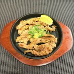 鶏のせせりを鉄板で香ばしく焼き上げ、塩でシンプルに味付け。ジューシーで弾力ある食感と旨味が楽しめる、お酒にもご飯にもぴったりの一品です。
