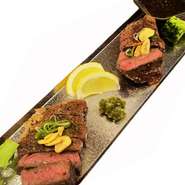 黒毛和牛のサーロインとヒレを一度に味わえる贅沢な食べ比べセット。旨みあふれるサーロインと、しっとり柔らかなヒレを鉄板で丁寧に焼き上げ、部位ごとの違いを存分に楽しめる人気メニューです。