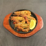 プリプリのエビを鉄板で香ばしく焼き、ガーリックの風味をまとわせた一品。香りと旨味が食欲をそそり、お酒にもご飯にもぴったりの人気メニューです。