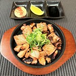 新鮮なイカを鉄板で香ばしく焼き、塩でシンプルに味付け。プリッとした食感と旨味が楽しめる、お酒やご飯との相性抜群の定番人気メニューです。