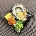 プリッとした牡蠣を鉄板で香ばしく焼き、ポン酢とレモンでさっぱり仕上げた一品。旨味と酸味が絶妙に絡み、ご飯やお酒にもぴったりの人気メニューです。