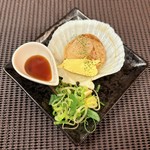 新鮮なホタテを鉄板で香ばしく焼き、バターと醤油で旨味を閉じ込めた一品。香り高くジューシーな味わいで、ご飯やお酒と相性抜群の人気メニューです。