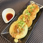 厚切りの玉ねぎを鉄板で香ばしく焼き、甘みを引き出した一品。ジューシーでシャキっとした食感と自然な甘さが、ステーキや鉄板料理にぴったりの人気メニューです。