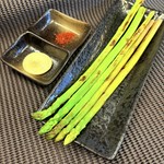 新鮮なアスパラを鉄板で香ばしく焼き上げ、塩だけで素材の甘みとシャキッとした食感を引き出したシンプルながら旨味が際立つ人気の一品です。
