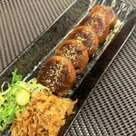 肉厚しいたけを鉄板で香ばしく焼き、塩でシンプルに味付け。ジューシーな旨味と香ばしい香りが口いっぱいに広がり、ステーキやお酒との相性も抜群の一品です。