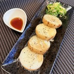 厚切りの長芋を鉄板で香ばしく焼き、外は香ばしく中はホクホク。自然な甘みとシャキッとした食感が楽しめる、ステーキや鉄板料理と相性抜群の人気一品です。