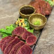 名物ネギ塩牛タンと、旨み濃い赤身ステーキを一皿にまとめた贅沢盛り合わせ。香ばしく焼いた牛タンの食感と、ジューシーな赤身肉の旨さを同時に楽しめる人気プレートです。