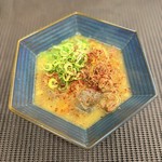 自家製味噌でじっくり煮込んだもつ煮込み。もつは柔らかく、味噌のコクと旨味が染み渡り、ご飯やお酒と相性抜群の居酒屋定番メニューです。