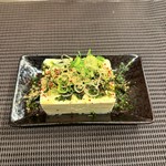 なめらかな豆腐に韓国風のピリ辛ダレと香味野菜をのせた冷奴。さっぱりしながらも旨味と辛味がアクセントになり、お酒や箸休めにぴったりの一品です。
