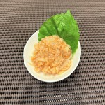 コリコリの軟骨を梅の爽やかな酸味で味付けした一品。歯ごたえと旨味、梅のさっぱり感が絶妙に絡み、お酒のお供にぴったりの人気メニューです。