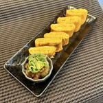 ふんわり卵を鉄板で丁寧に焼き上げた卵焼き。香ばしい香りと優しい甘みが口いっぱいに広がり、ご飯にもお酒にもぴったりの人気メニューです。