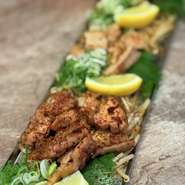 鮮度にこだわった牛ホルモンを厳選し、人気の3種を盛り合わせた一皿。ぷりっとした食感と濃厚な旨みを鉄板で香ばしく焼き上げ、ホルモン好きも納得の逸品です。
