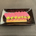 しっとり蒲鉾に大葉の爽やかな香りを添えた板わさ。シンプルながら風味豊かで、お酒のお供にぴったりの居酒屋定番メニューです。