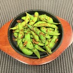 プリッとした枝豆をにんにくオイルで香ばしく炒めた一品。シンプルながら旨味と香りが際立ち、お酒のお供にぴったりの人気メニューです。