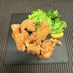 自家製のだしに漬け込んだ鶏肉をカラッと揚げた唐揚げ。外はサクサク、中はジューシーで旨味たっぷり。ご飯にもお酒にも合う人気の定番おつまみです。