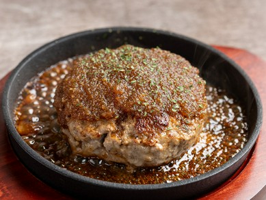 店主特製のソースが旨い。柔らかな食感と口の中で広がる牛肉の甘みと風味『COCOKARA特製ハンバーグ』