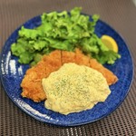 ジューシーに揚げた鶏肉を甘酢にくぐらせ、自家製タルタルソースをたっぷり添えた一品。酸味と旨味のバランスが絶妙で、ご飯やお酒にもぴったりです。