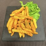 外はカリッと香ばしく、中はホクホクに仕上げたカリカリポテト。シンプルな塩味で素材の旨味を引き立て、おつまみやおやつにもぴったりの人気メニューです。