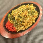 鉄板で香ばしく焼き上げた焼きそばに特製たれを絡めた一品。コク深い旨味と香ばしさが食欲をそそり、お酒や〆ご飯にもぴったりの人気メニューです。