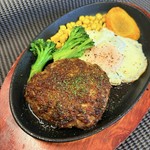 牛100％の粗挽き肉を手ごねでふっくら仕上げた本格ハンバーグ。肉の旨味がしっかり感じられ、鉄板で焼くことで香ばしさとジューシーさが際立つ人気の一品です。