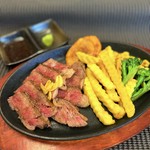 霜降りの甘い脂と深い旨味が味わえる黒毛和牛サーロイン。鉄板で丁寧に焼き上げ、外は香ばしく中はとろける贅沢な味わいを楽しめる人気の一品です。