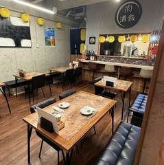 コンクリートの壁に飾られたアートが、オシャレな雰囲気を演出