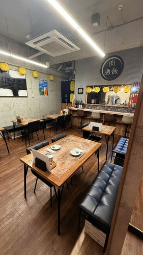 コンクリートの壁に飾られたアートが、オシャレな雰囲気を演出