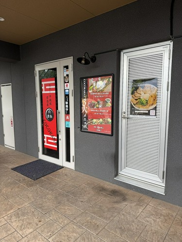 誰でも気軽に立ち寄ることのできる、居心地の良い鉄板居酒屋